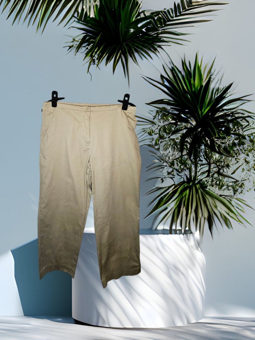 Kathy Ireland khaki capri pants